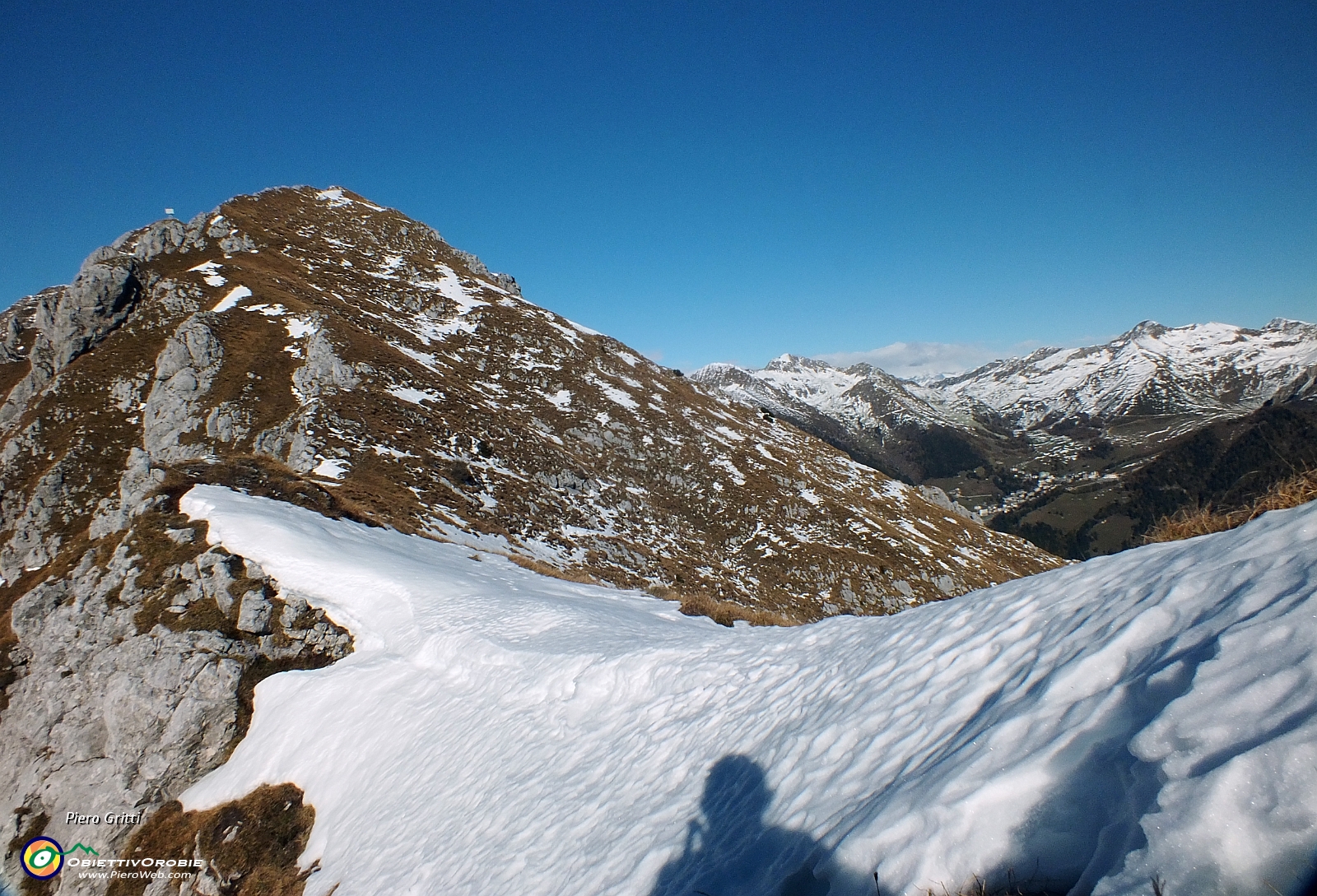 34 primo ostacolo un accumulo di neve dura....JPG